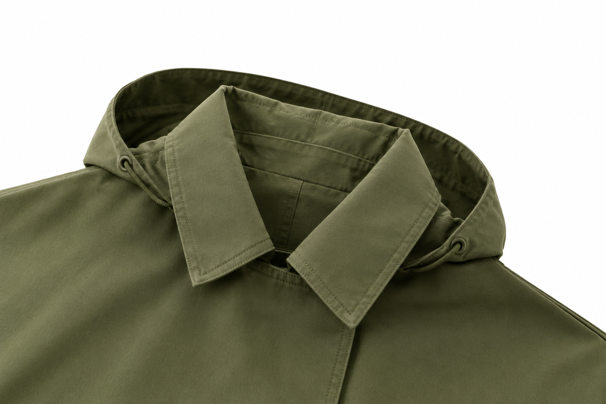 Gabardina cortavientos con capucha